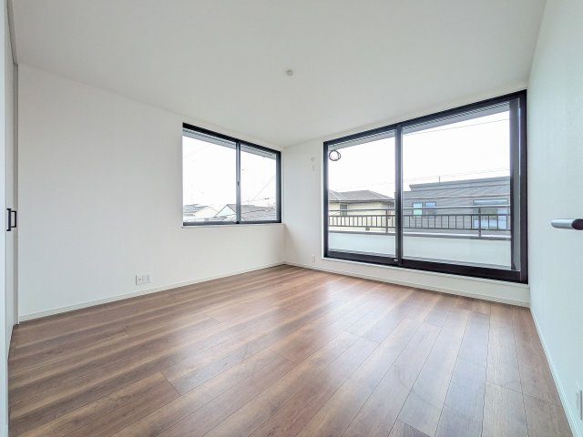 八王子市　めじろ台　中古戸建ての寝室|～2階7.5帖の主寝室　ベッドなど大型家具のレイアウトもしやすい広さです～