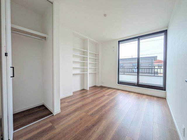 八王子市　めじろ台　中古戸建ての子供部屋|～2階5.5帖の洋室　便利な可動棚付きのお部屋です～