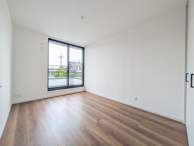八王子市　めじろ台　中古戸建ての子供部屋|～2階バルコニーに面している5.5帖の洋室です～