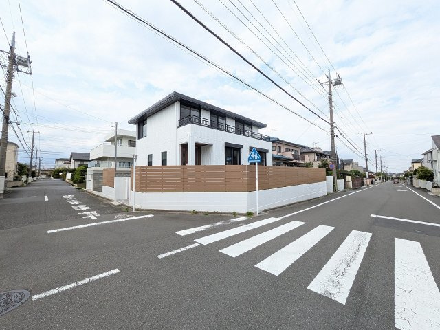 八王子市　めじろ台　中古戸建ての前面道路含む現地写真|～南側8ｍ・西側6ｍ道路に面しています～
