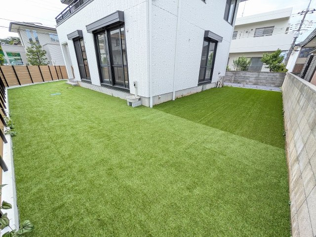 八王子市　めじろ台　中古戸建ての前面道路含む現地写真|～南側8ｍ・西側6ｍ道路に面しています～