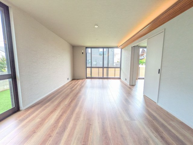 八王子市　めじろ台　中古戸建ての居間・リビング|～18.2帖の明るく開放感のあるLDK、家族団欒の時間をお過ごしいただけます～