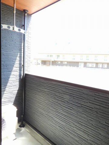 サン　ウォーム　Ⅲのバルコニー|外からの目が気にならないバルコニーで洗濯物が干せます