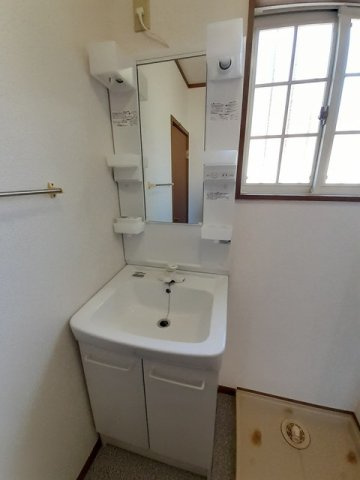 オリゾンテ宮浜Ⅱの洗面所|明るい洗面所です