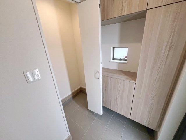 ハートフルタウン読谷村上地　B号棟の玄関|シューズインクローゼット