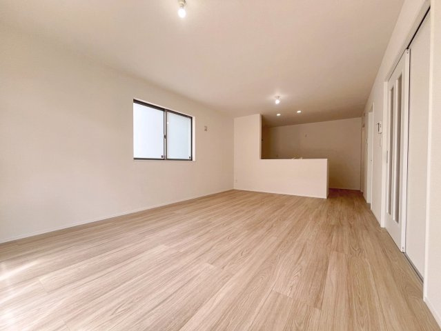 ハートフルタウン読谷村上地　B号棟の居間・リビング|LDK18帖