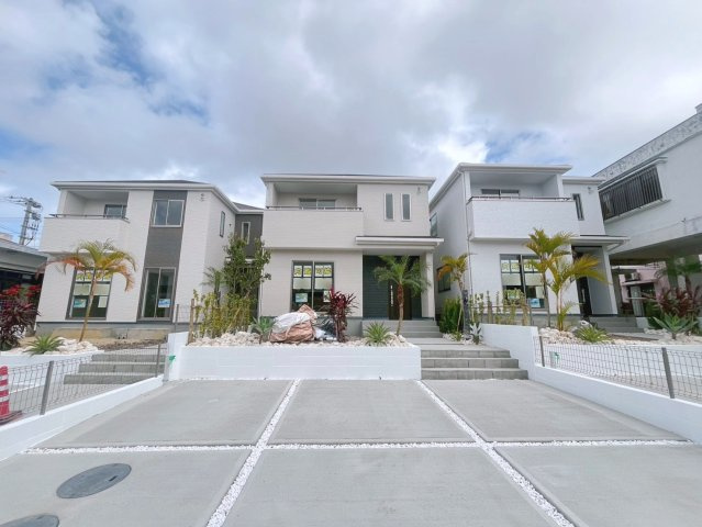 ハートフルタウン読谷村上地　B号棟の外観|駐車並列3台可能