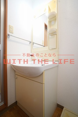 グランドールヒルズ【10.000円キャッシュバック対象物件】の独立洗面台|朝の支度にも助かる、独立の洗髪洗面化粧台