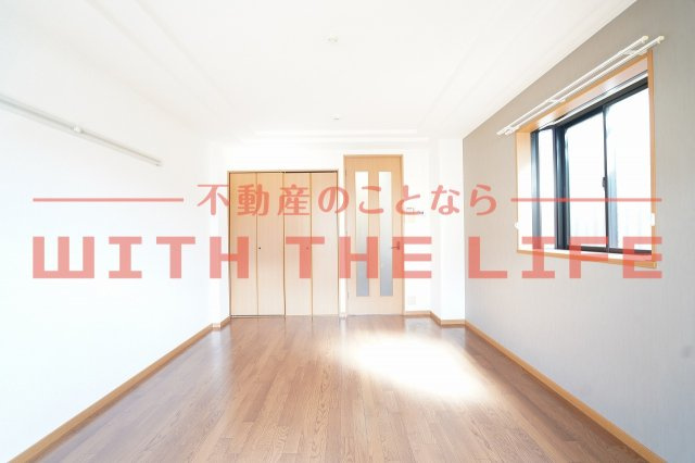 グランドールヒルズ【10.000円キャッシュバック対象物件】の居間・リビング|こちらのリビングで趣味の時間をお楽しみください