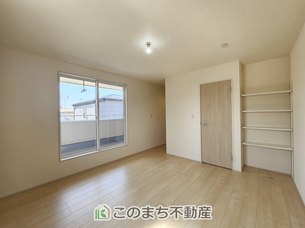 LiveleGarden.S第5栃木市岩舟町静和の洋室|柔らかい陽光が差し込む明るいお部屋を演出する設計。彩光の取れる窓が気持ちの良いお部屋を創り上げます。