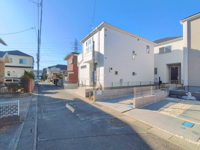 富士見市水谷東１丁目の新築一戸建の前面道路含む現地写真