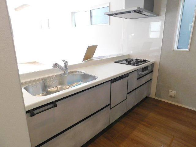 名古屋市港区大西２丁目の新築一戸建のキッチン|◇キッチン◇　　人気の対面式・人工大理石天板システムキッチン・食洗機・浄水機能付ハンドシャワー・静音仕様シンク・薄型換気扇・スローインクローズレール・床下収納庫