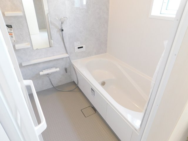 名古屋市港区大西２丁目の新築一戸建の浴室|◇浴室◇　　広い１坪サイズ・浴室暖房乾燥機・追い焚き・断熱浴槽・エコベンチ浴槽・キレイサーモフロア・オートバス・バリアフリー・浴室窓あり