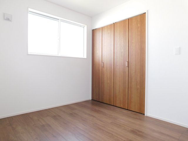 名古屋市港区大西２丁目の新築一戸建の洋室|◇２階洋室◇　　２面採光で明るい洋室５．２５帖　全居室収納完備！