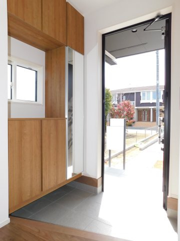 名古屋市港区大西２丁目の新築一戸建の玄関|◇玄関収納◇　　家族の履物がしっかり収納できるミラー付き大型シューズ収納♪　玄関には土間収納完備！