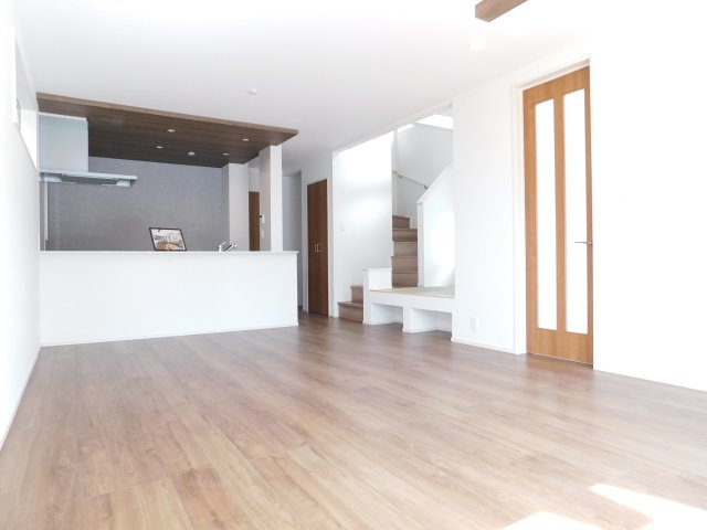 名古屋市港区大西２丁目の新築一戸建の居間・リビング|◇リビング◇　　南面で明るいリビング１８．０帖　家族のコミュニケーションが自然と増える対面キッチン♪