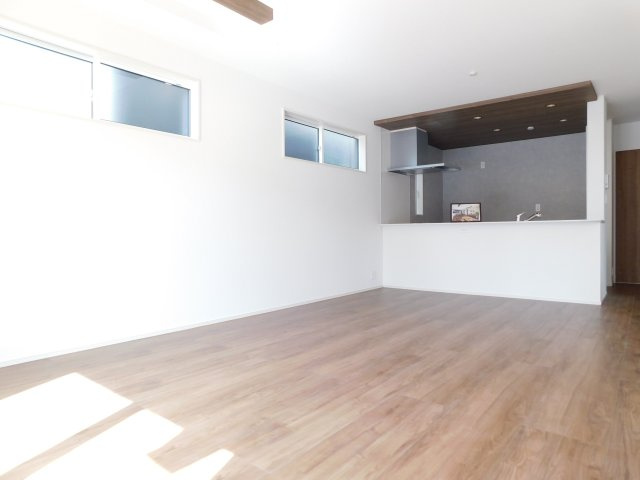 名古屋市港区大西２丁目の新築一戸建の居間・リビング|◇リビング◇　　南面で明るいリビング１８．０帖　　ポップアップ天井のおしゃれなキッチン♪