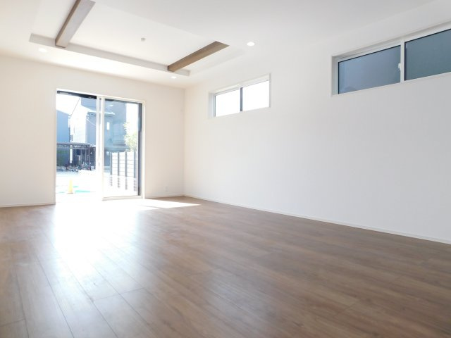 名古屋市港区大西２丁目の新築一戸建の居間・リビング|◇リビング◇　　南面で明るいリビング１８．０帖　　アクセントになる化粧梁と開放感を演出する折り上げ天井♪