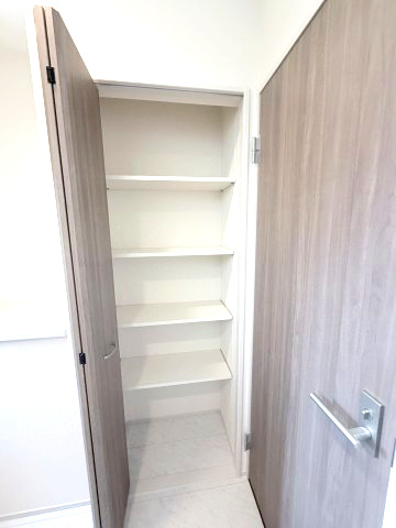 ブルーミングガーデン前橋市駒形町　3号棟の脱衣所|洗面脱衣室にも収納付きです。タオルやシャンプー等のストック品の収納にいかがでしょうか。