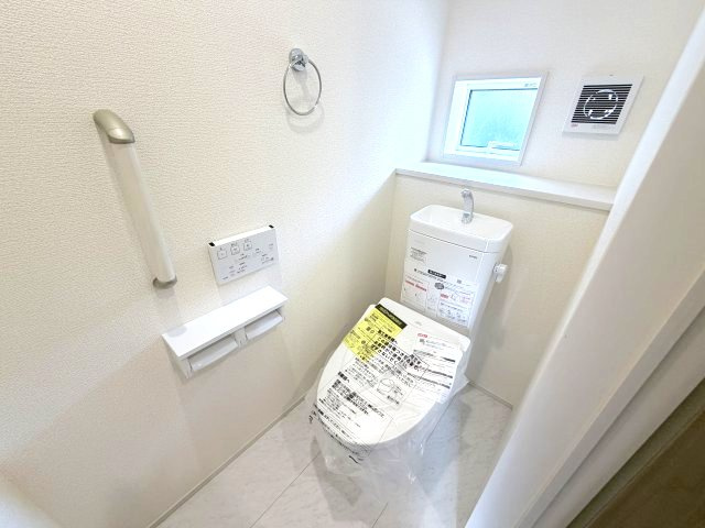 ブルーミングガーデン前橋市駒形町　3号棟のトイレ|1階トイレです。清潔感のある白を基調としています。
温水洗浄・便座暖房機能の付いた快適なトイレです☆

