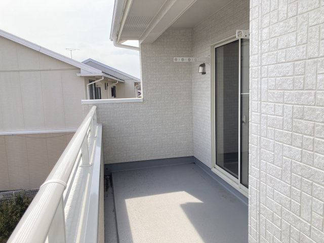 ブルーミングガーデン前橋市駒形町　3号棟のバルコニー|奥行きのあるワイドバルコニーです。洗濯物も沢山干せて便利です！南面バルコニーは、室内にも暖かな陽光を取り入れることができます☆