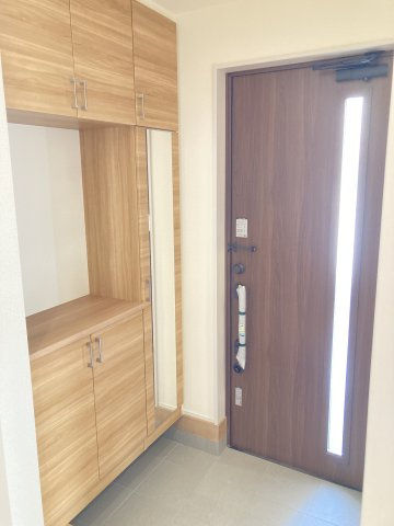 ブルーミングガーデン前橋市駒形町　3号棟の玄関|玄関収納もたっぷりご用意しています。