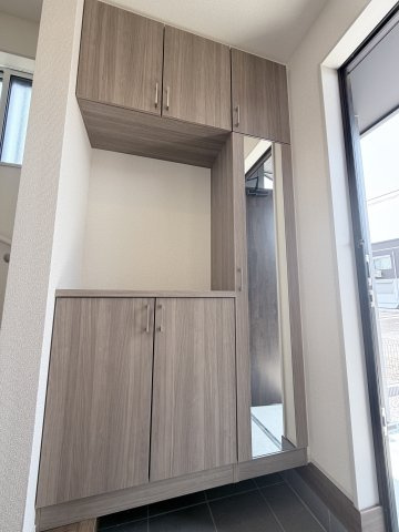ブルーミングガーデン前橋市駒形町　3号棟の玄関|玄関には三面鏡もあり朝の身支度チェックもできます！