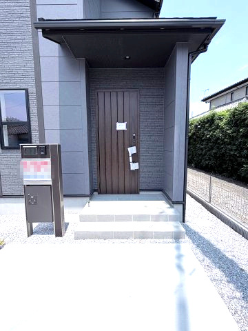 ブルーミングガーデン前橋市駒形町　3号棟の玄関|玄関上部は屋根付きなので、お出かけ前に濡れることがありません。