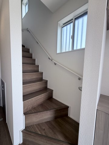 ブルーミングガーデン前橋市駒形町　3号棟のその他共用部分|廊下部分も窓があり明るいです☆