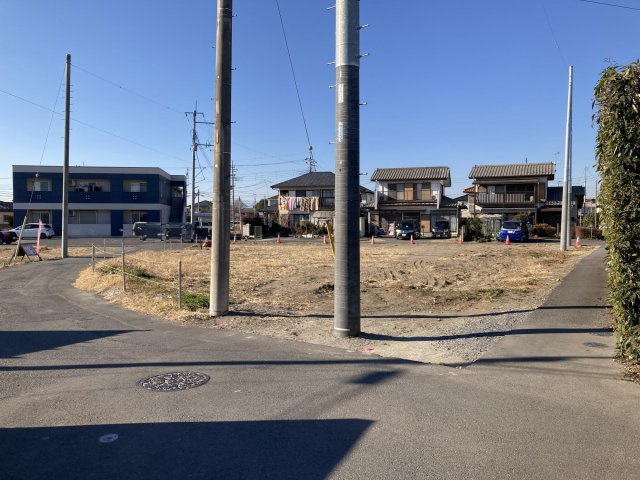 ブルーミングガーデン前橋市駒形町　3号棟の前面道路含む現地写真|前面道路も広々していてお車も出し入れしやすいですよ！
