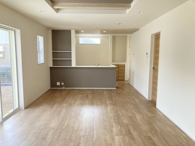 ブルーミングガーデン前橋市駒形町　3号棟の居間・リビング|18.25帖の広々リビング♪折り上げ天井の造りでおしゃれです♪人気の対面式キッチンを配した空間はお好みの家具も合わせやすく、家族がくつろぐ快適な空間造りをサポート。窓からは明るい陽光が差し込みます。