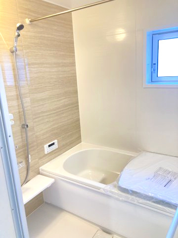 ブルーミングガーデン前橋市駒形町　3号棟の浴室|１坪タイプのフルオートバスです！
足を延ばして入れる広さなので一日の疲れも癒されますよ♪
室内物干しや浴室乾燥機もあるのでお天気の悪い日にはランドリースペースとしてもご利用できます！