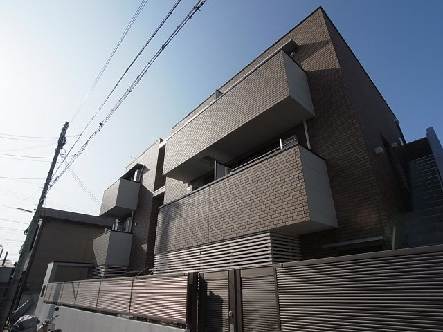 神戸市須磨区須磨浦通５丁目のアパートの外観