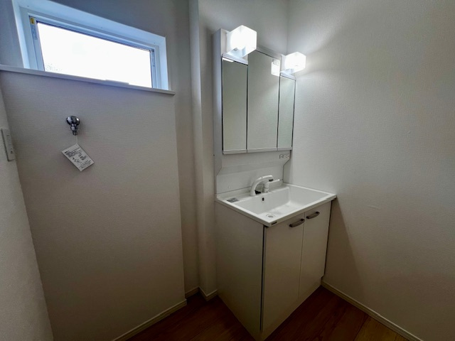 久留米市東合川新町第2-2号棟の独立洗面台|大きい鏡でスキンケアやセットなどのお手入れがやりやすい