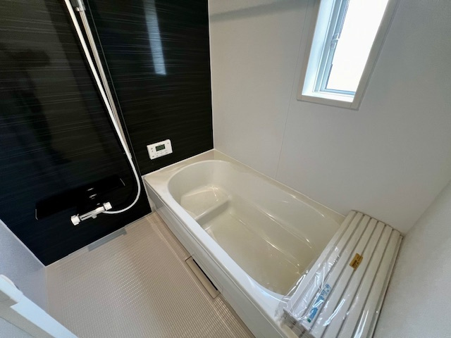 久留米市東合川新町第2-2号棟の浴室|1日の疲れを癒すのに十分な広さの浴槽