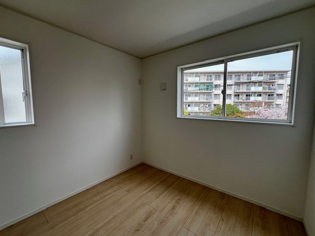 久留米市東合川新町第2-2号棟の洋室|洋室2F③　2面から差し込む光で部屋で部屋が明るい