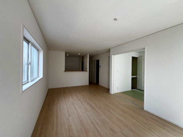 久留米市東合川新町第2-2号棟の居間・リビング|広いリビングで家族の憩いの場を提供