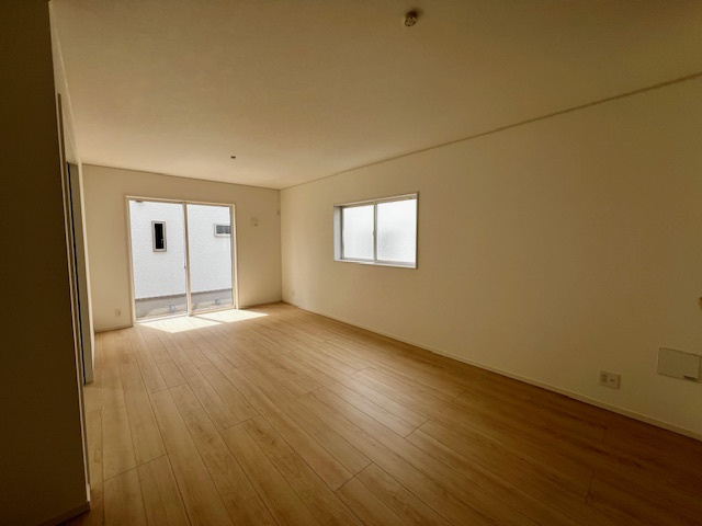 久留米市東合川新町第2-2号棟の居間・リビング|2面から差し込む光で部屋が明るい♪