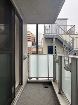 【バルコニー】 | ホヌ オハマ | バルコニーからの眺めを楽しみながら食事をしませんか