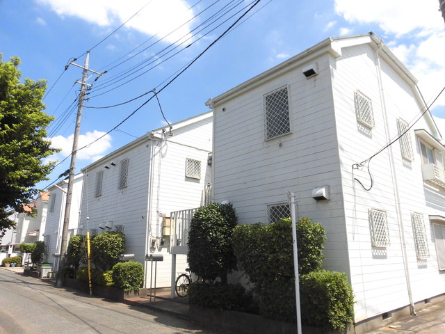 ホワイトヒルズのエントランス|白を基調にしたキレイな外観