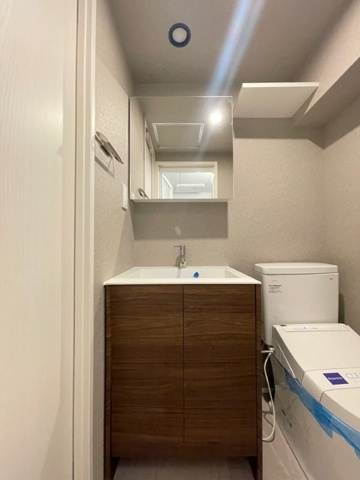 新品家具付きマンション台東2(KaGood東京)の独立洗面台
