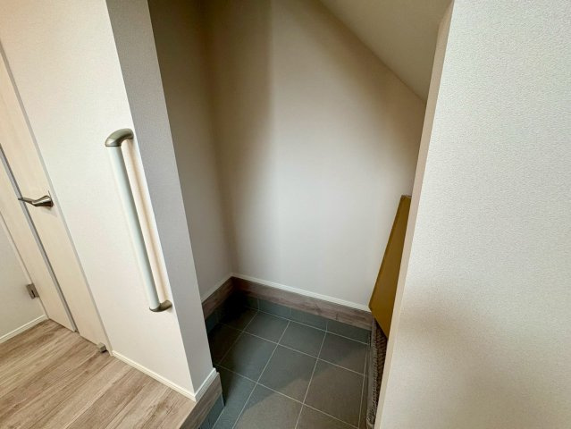 「大容量FCLあり」南国市後免町1号地　新築一戸建ての玄関|傘やベビーカーなどを置くのに便利な土間収納。