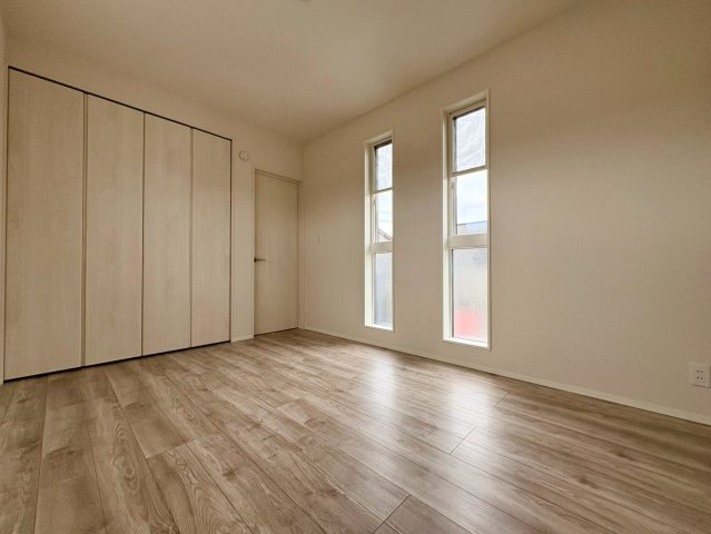 「大容量FCLあり」南国市後免町1号地　新築一戸建ての洋室|大きなクローゼットを備えた明るい洋室です。