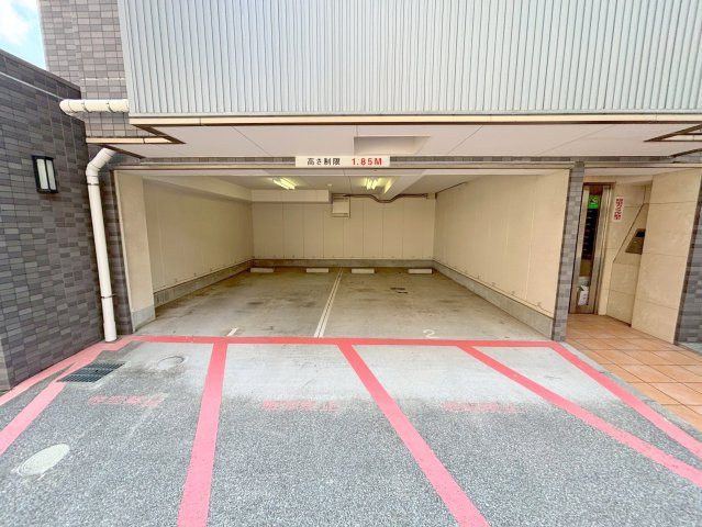 グランパシフィック十三の駐車場