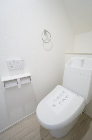 リナージュ常滑市蒲池町1期　1号棟のトイレ|1階2階にトイレがあり、お掃除しやすい機能や工夫が満載。スッキリコンパクトなシャワートイレで温水洗浄便座で冬は暖かく快適です