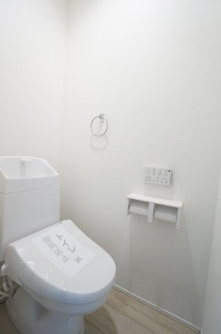 リナージュ常滑市蒲池町1期　1号棟のトイレ|1階と2階にトイレがあり、お掃除しやすい機能や工夫が満載！スッキリコンパクトなシャワートイレは温水」洗浄便座で冬は暖かく快適です。