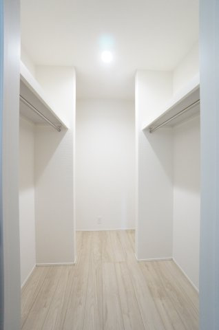 リナージュ常滑市蒲池町1期　1号棟の収納|2階ファミリークロークは衣類や小物の他にスーツケースなどの収納にも活躍しそうな大容量！