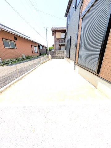 リナージュ常滑市蒲池町1期　1号棟の庭|お庭スペースがあり、道路との距離が保たれています。
