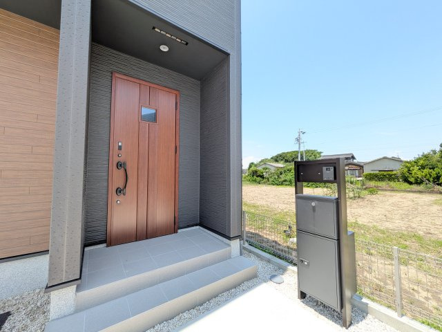 リナージュ常滑市蒲池町1期　1号棟の玄関|サムターンセキュリティー付き玄関ドアと宅配ボックス付きのポスト
