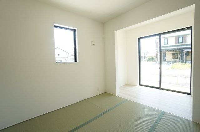リナージュ常滑市蒲池町1期　1号棟の和室|来客用に客間としても大活躍の和室は広縁がある明るいスペース！